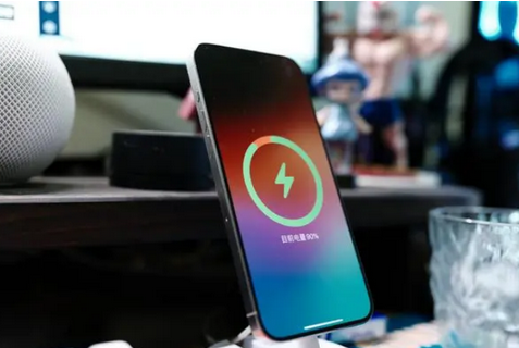 长城区苹果15换屏服务分享用什么充电器给iPhone15充电更好 